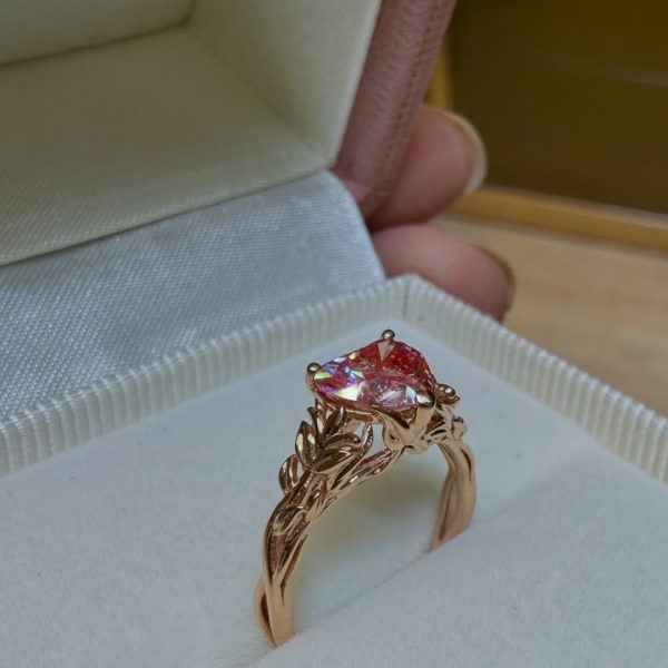 18k玫瑰金藤蔓雕花戒指✨,主鑽鑲嵌了1ct 💎Labgrown diamond 實驗室培育鑽石， fancy vivid pink VS1淨度✨💍。這款精緻的雕花戒指，展現出無與倫比的匠 (1)