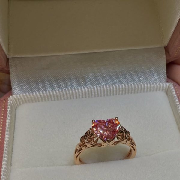 18k玫瑰金藤蔓雕花戒指✨,主鑽鑲嵌了1ct 💎Labgrown diamond 實驗室培育鑽石， fancy vivid pink VS1淨度✨💍。這款精緻的雕花戒指，展現出無與倫比的匠 (2)