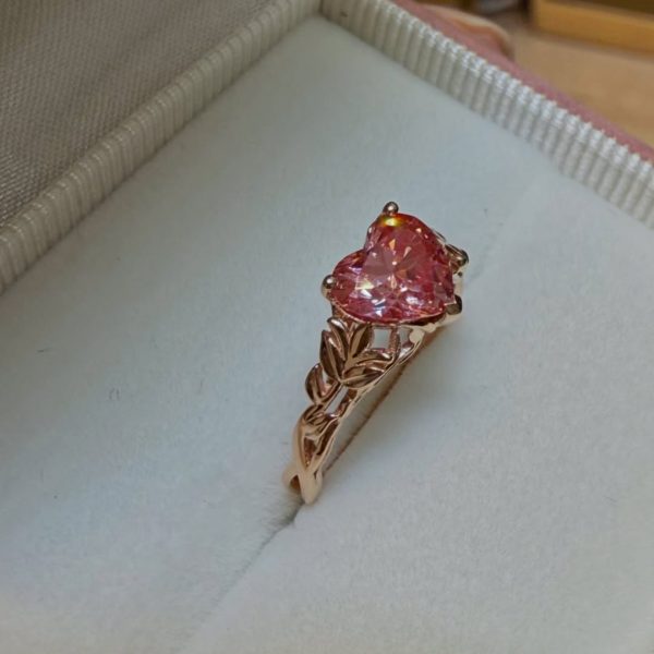 18k玫瑰金藤蔓雕花戒指✨,主鑽鑲嵌了1ct 💎Labgrown diamond 實驗室培育鑽石， fancy vivid pink VS1淨度✨💍。這款精緻的雕花戒指，展現出無與倫比的匠