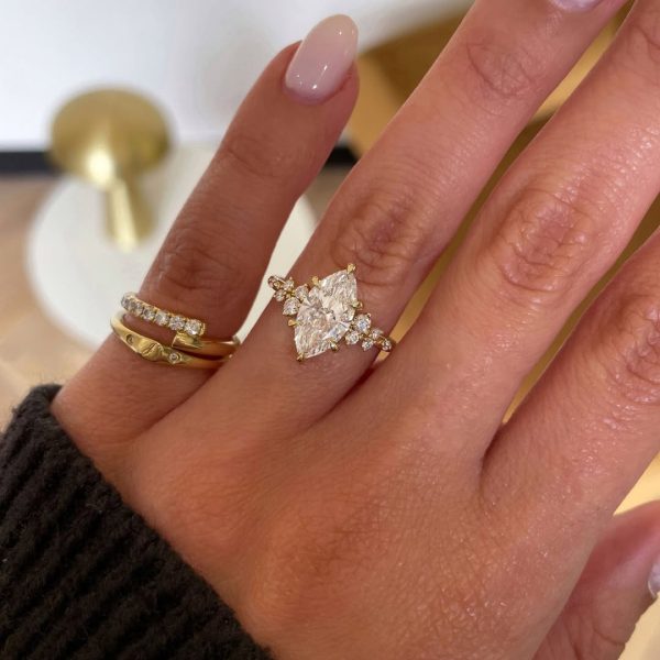 Accent your centre stone...✨ Accent stones are smaller gemstones that are used to complement th