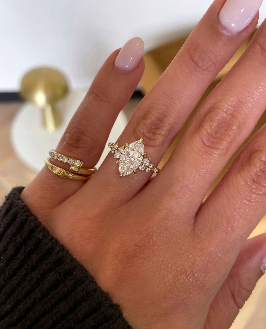 Accent your centre stone...✨ Accent stones are smaller gemstones that are used to complement th