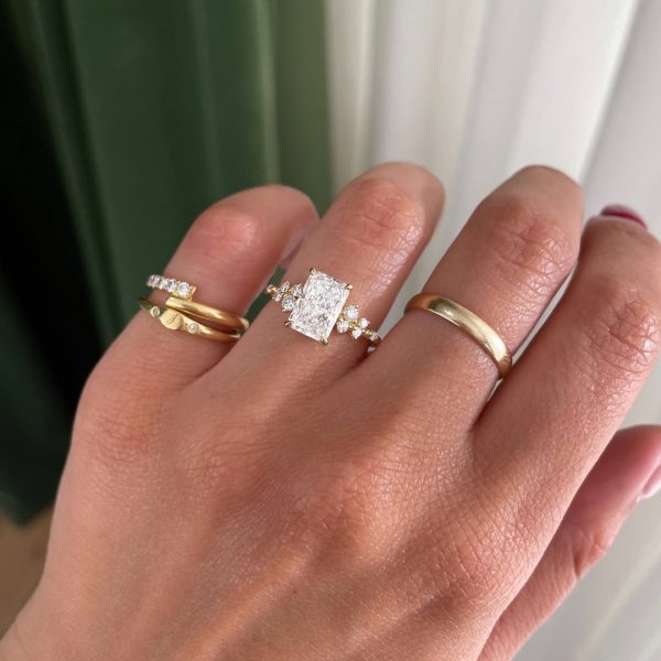 One of our most loved settings, reimagined with a radiant centre stone.Round accent side stones (1)