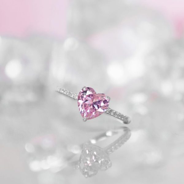 Our heart will go on for this shimmering heart ring 💕Discover our complete Valentine’s Day gift
