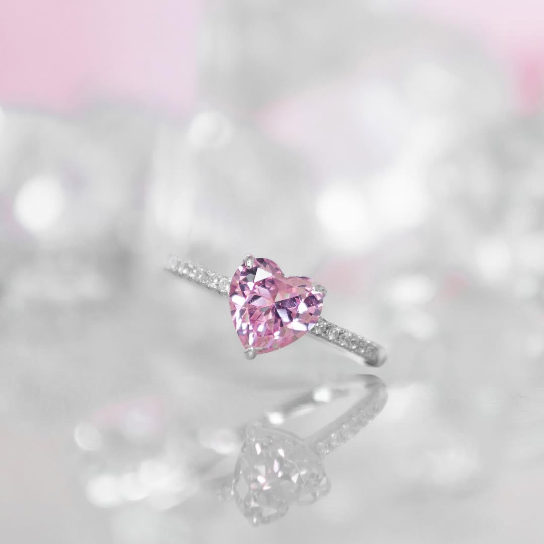 Our heart will go on for this shimmering heart ring 💕Discover our complete Valentine’s Day gift