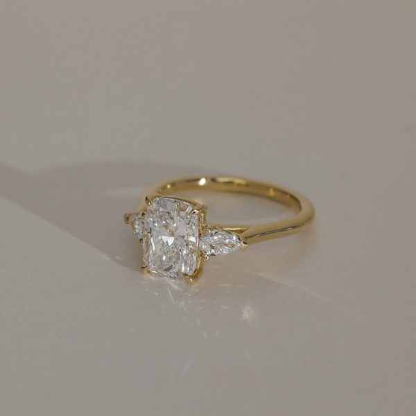 The magic is in the finer details, and we obsess over them 💫 Side stones complement your centr (2)