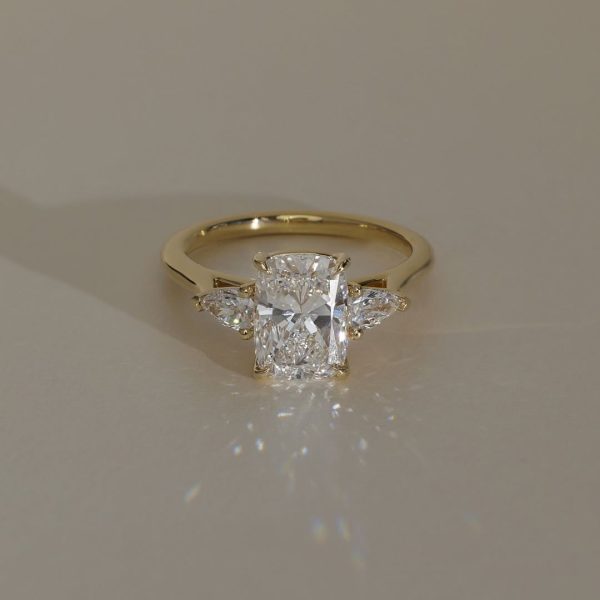 The magic is in the finer details, and we obsess over them 💫 Side stones complement your centr