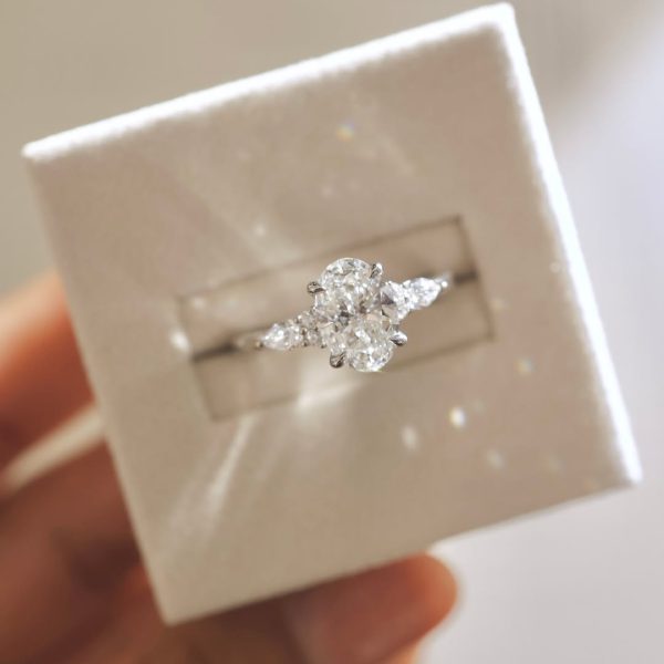 The magic is in the finer details, thoughtfully crafted, every time💫 Side stones complement yo