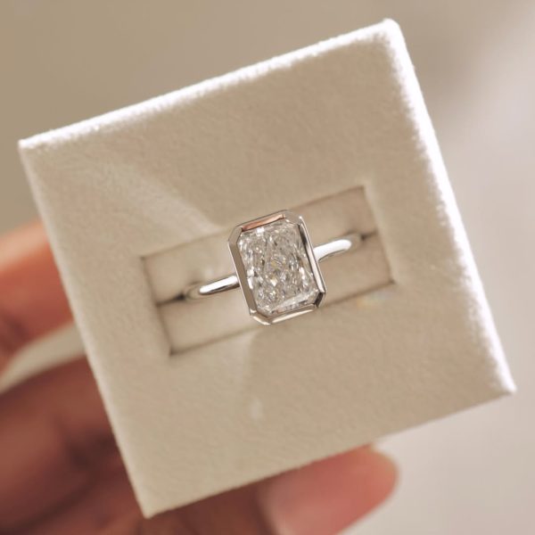 The perfect proposal deserves perfect timing. Our lab grown diamond rings are crafted with car