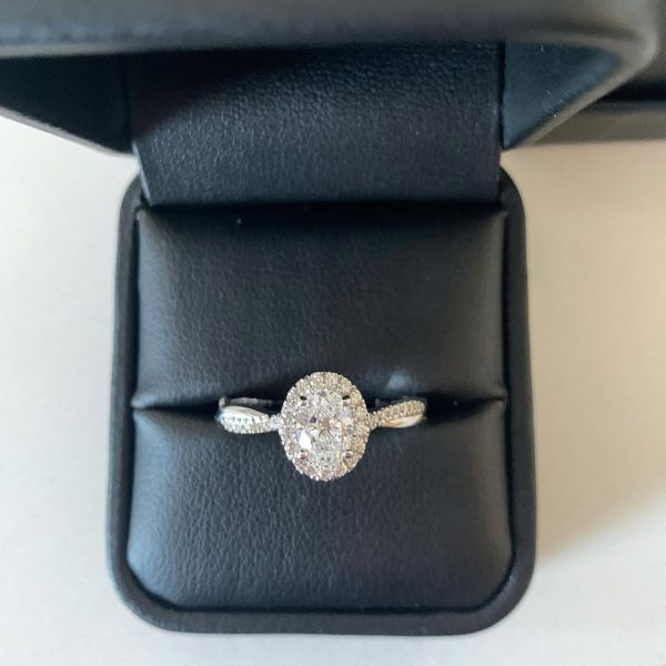 Who else would say “YES” to this oval halo engagement ring......#ihatestevensinger #stevensinger