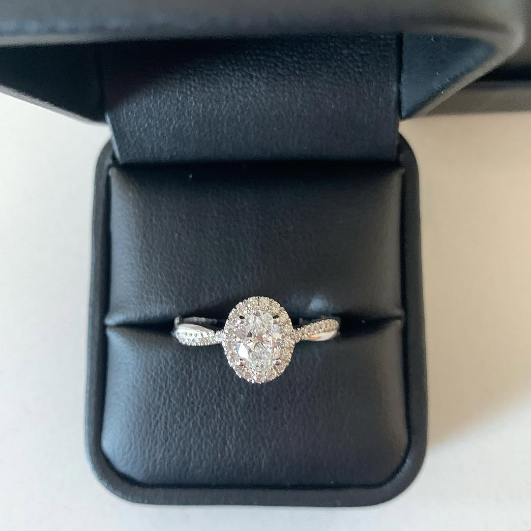 Who else would say “YES” to this oval halo engagement ring......#ihatestevensinger #stevensinger